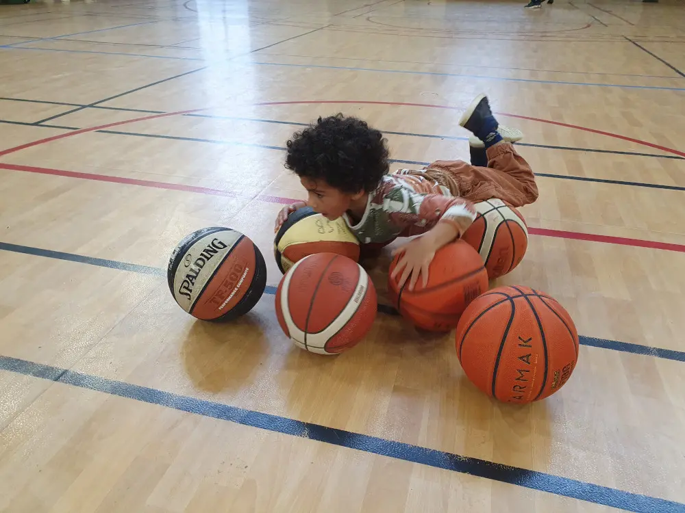 Adao roule sur les ballons de basket